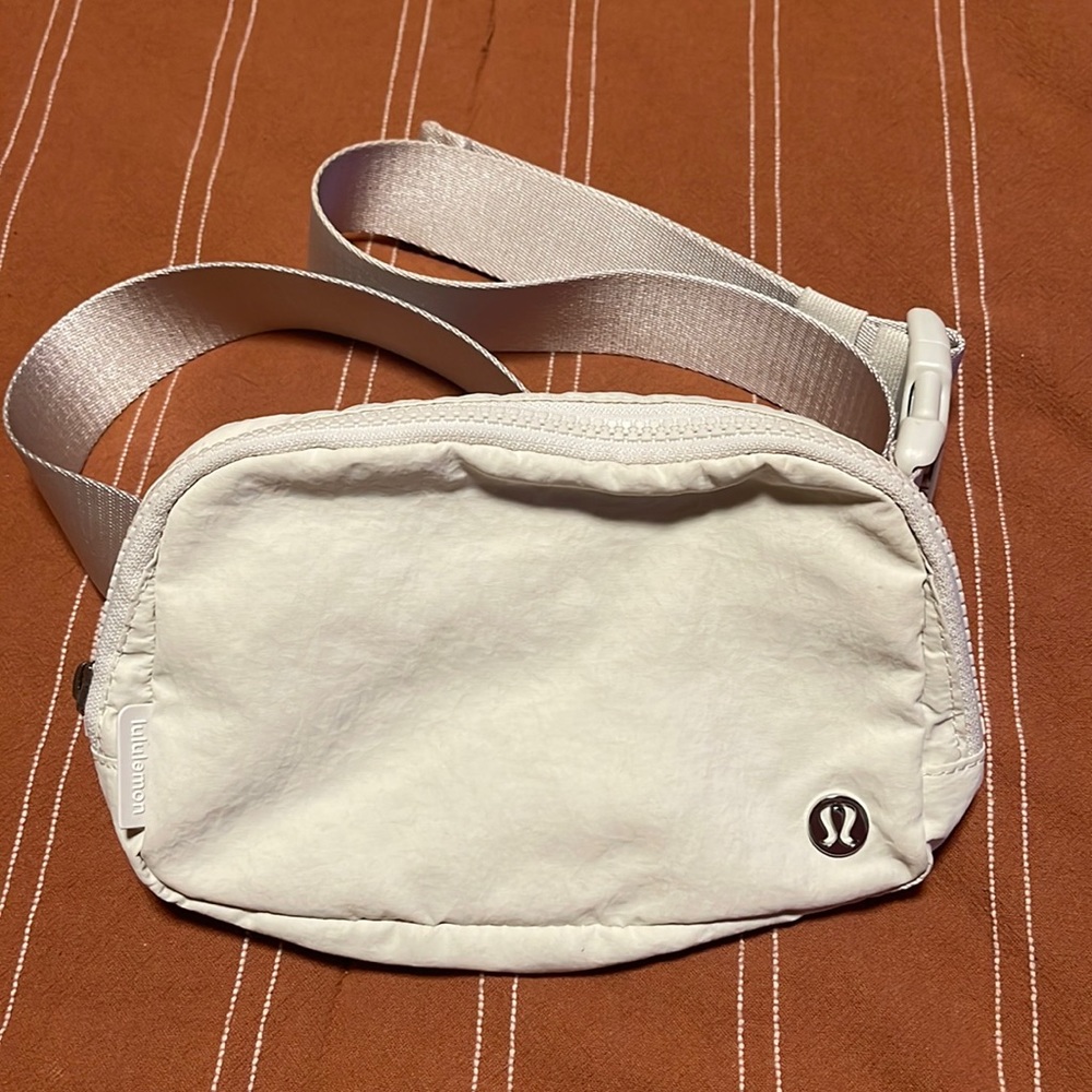 Lululemon in color opal